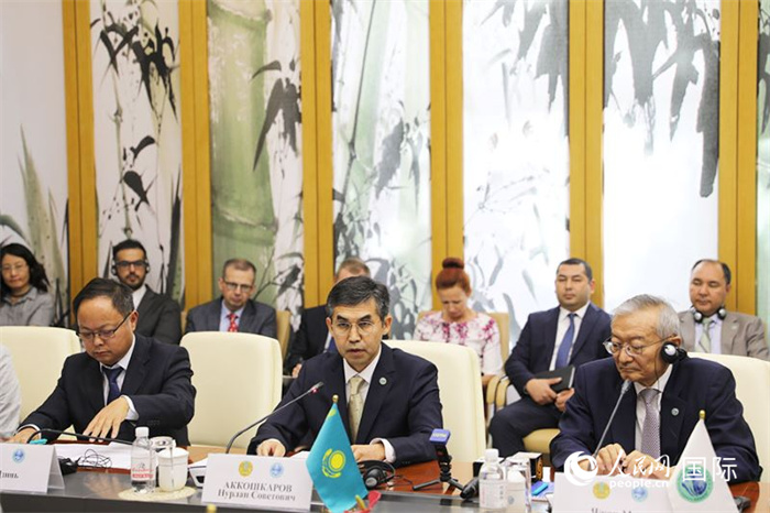 哈薩克斯坦常駐上合組織秘書處代表努爾蘭·阿科什卡羅夫介紹哈薩克斯坦接任輪值主席國后的優先工作。人民網 俄布拉依攝