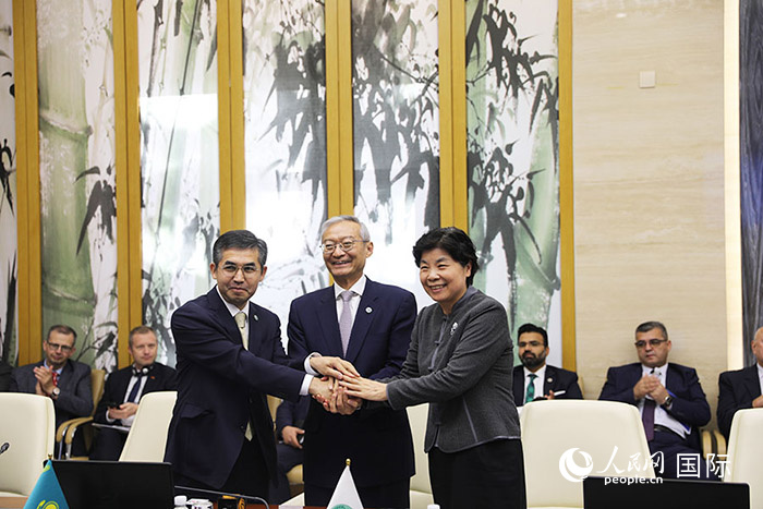 上合組織秘書處、哈駐華使館、上合組織睦鄰友好合作委員會簽署《聯合行動計劃》。人民網 俄布拉依攝