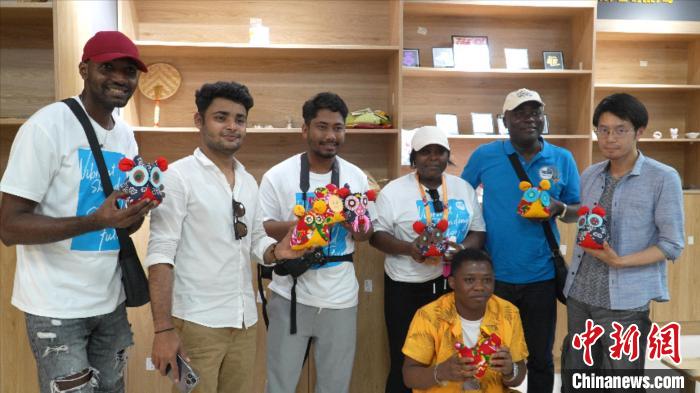 圖為國際青年代表展示親手制作的東營非遺黃河口布偶 。 齊魯 攝