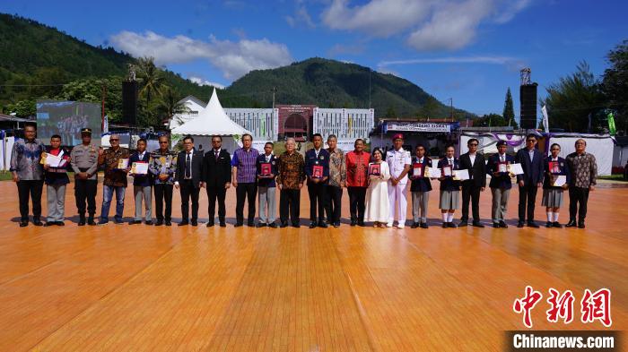 嘉賓為優秀畢業生頒發榮譽證書。牛海濤攝