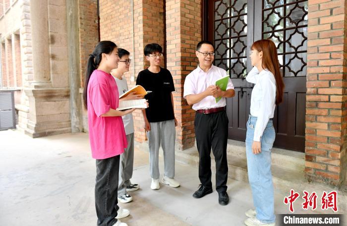 7月4日,臺灣教師陳昭志正在和學生交流。 呂明 攝