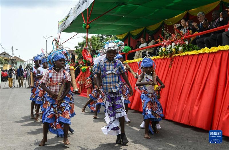 7月12日，演員在圣多美和普林西比圣多美島瓜達盧佩鎮舉行的獨立日慶典活動上表演。新華社記者 韓旭 攝