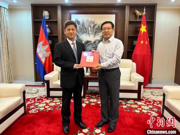 7月12日下午，中國駐柬埔寨大使王文天在金邊會見援柬中醫醫療隊。　中國駐柬埔寨大使館微信公眾號 攝