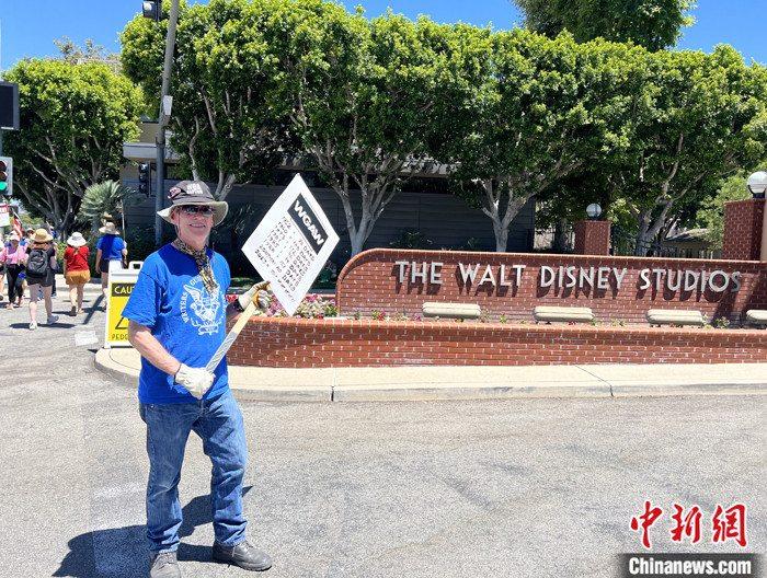 當地時間7月14日上午，華納兄弟、迪士尼等美國影視娛樂產業巨頭總部門前，有成百上千的人高舉“罷工”標語牌游行示威。由于未能與美國電影和電視制片人聯盟(AMPTP)就新合同達成協議，擁有約16萬名會員的好萊塢三大工會之一美國影視演員協會(SAG-AFTRA)發起罷工，于14日起在洛杉磯和紐約的十余家制片公司外示威游行。 <a target='_blank' href='/'><p  align=