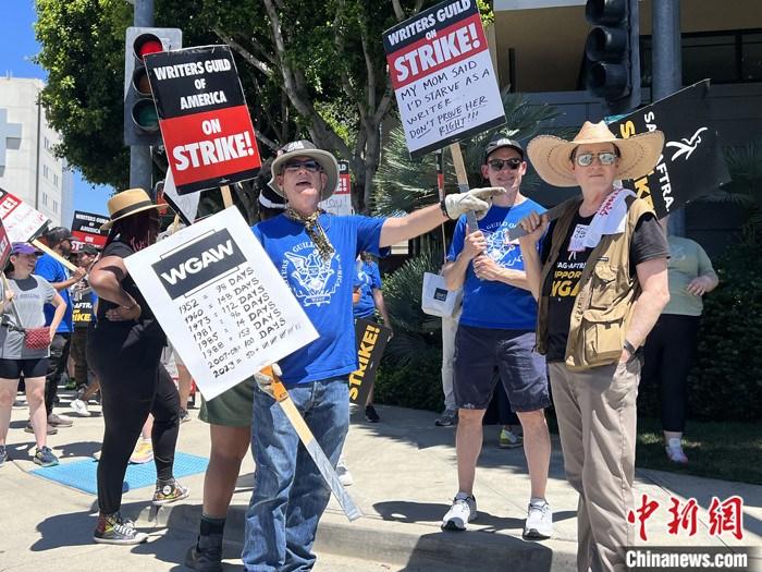 當地時間7月14日上午，華納兄弟、迪士尼等美國影視娛樂產業巨頭總部門前，有成百上千的人高舉“罷工”標語牌游行示威。由于未能與美國電影和電視制片人聯盟(AMPTP)就新合同達成協議，擁有約16萬名會員的好萊塢三大工會之一美國影視演員協會(SAG-AFTRA)發起罷工，于14日起在洛杉磯和紐約的十余家制片公司外示威游行。 <a target='_blank' href='/'><p  align=