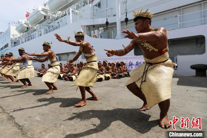 基方民眾表演當(dāng)?shù)靥厣璧福瑲g迎“和平方舟”號醫(yī)院船來訪。　徐巍 攝