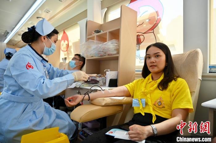 圖為獻(xiàn)血活動現(xiàn)場。　俞靖 攝