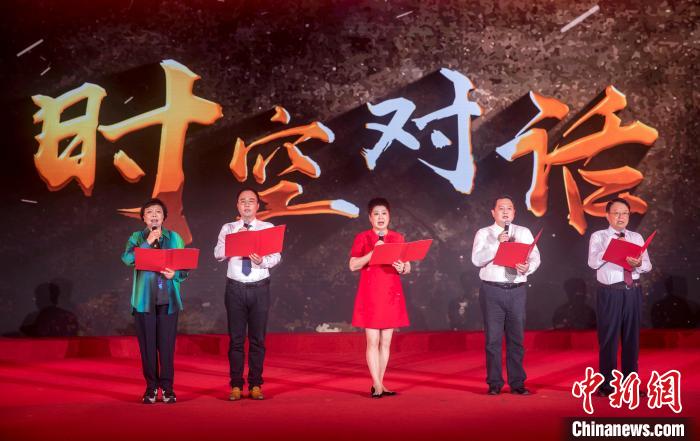 陳曉帆與顏福慶之孫顏志淵、陶行知曾孫陶侃、榮毅仁侄女榮智豐深情朗誦《與統戰先輩的時空對話》。 張昊 攝