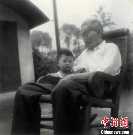 陳望道與幼年的陳曉帆。 陳曉帆供圖