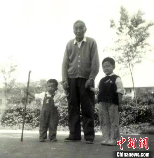 陳望道與幼年的陳曉帆(左)、陳曉帆的哥哥一起合影。 陳曉帆供圖