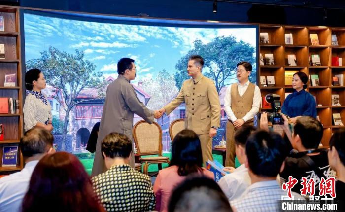 實驗舞臺劇《握手》片段。　黃浦區委統戰部供圖