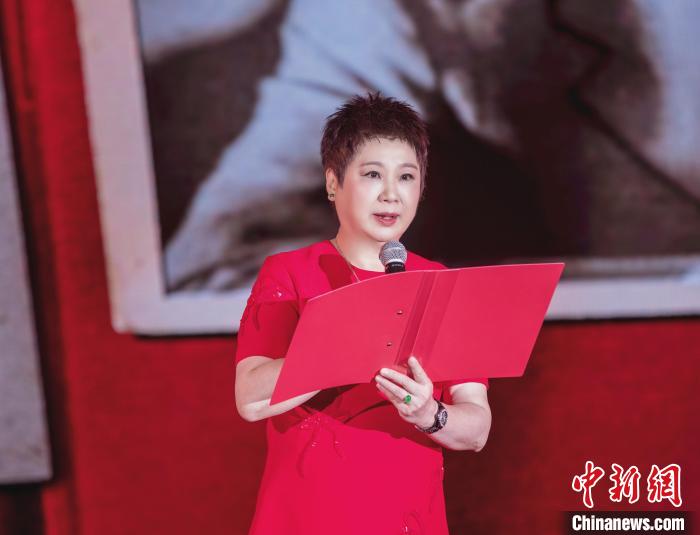 7月16日,榮智豐在2023年上海統戰文化周開幕活動中朗誦《與統戰先輩的時空對話》。 張昊 攝