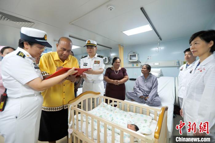 基里巴斯總統馬茂為新生兒取名,并在出生證明上親筆填寫寶寶名字。 黎宇 攝