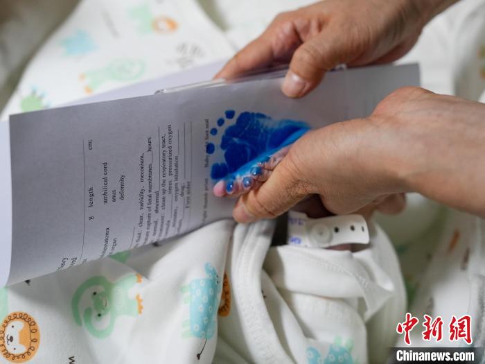 醫護人員為新生兒留下腳印。 劉偉 攝