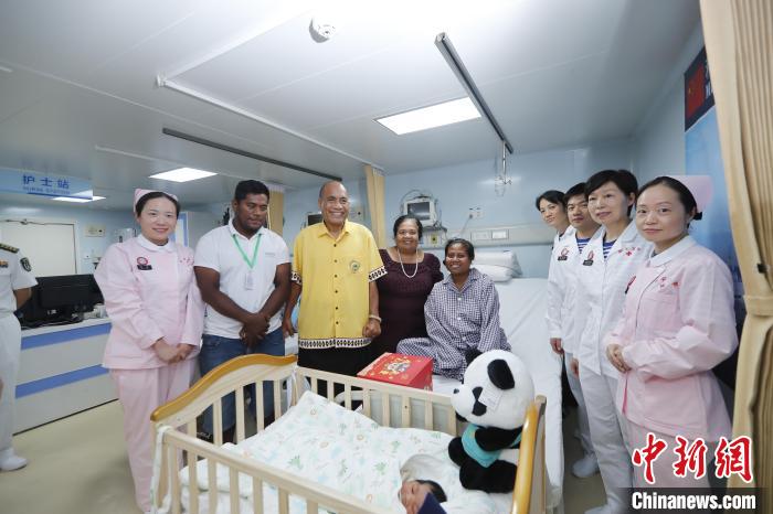 基里巴斯總統馬茂與海上醫院醫護人員、新生兒家人合影。 黎宇 攝