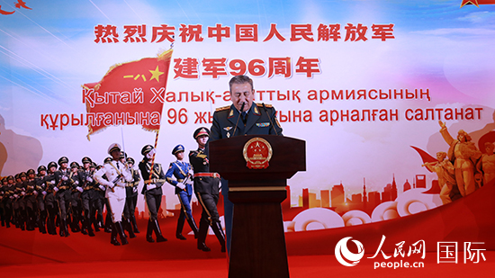 哈國防部副部長卡馬列特季諾夫中將發表致辭。人民網記者 李強攝