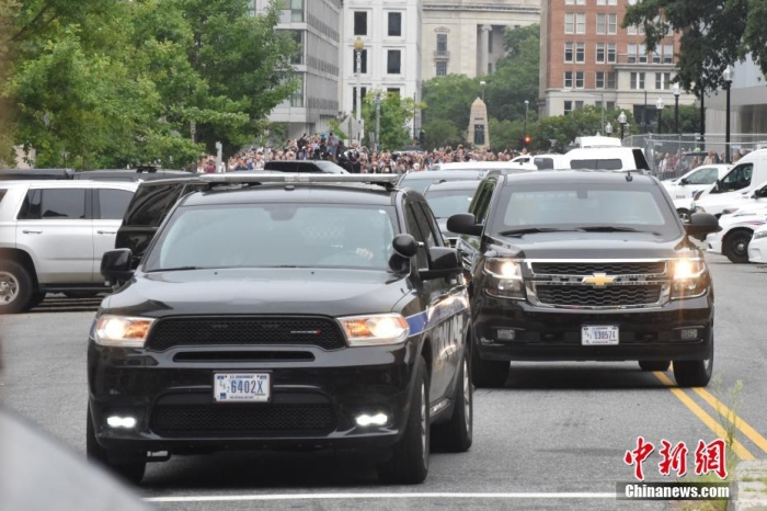 圖為結(jié)束出庭后，特朗普車隊駛離聯(lián)邦法院。<a target='_blank' href='/'><p  align=