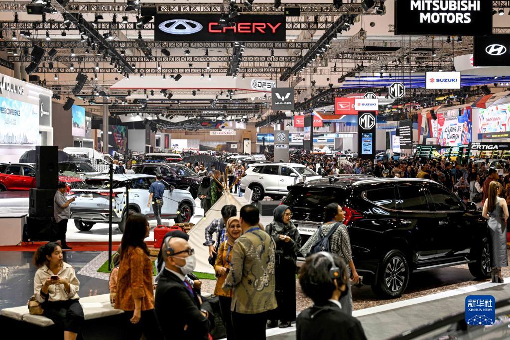 8月10日，在印度尼西亞萬丹省唐格朗的印尼會展中心，人們在2023年印尼國際汽車展上參觀。新華社發(fā)（阿貢攝）