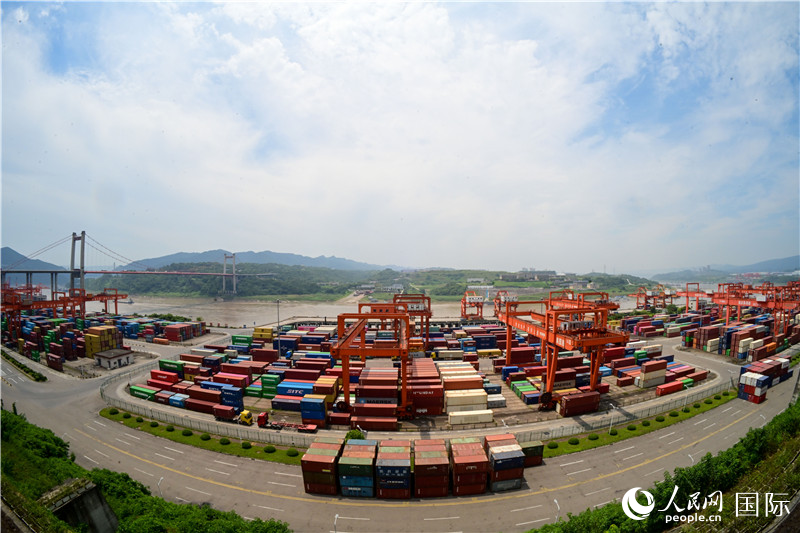 重慶果園港是我國內河最大的鐵公水多式聯運樞紐港，也是西部陸海新通道的重要支點。圖為果園港全貌。人民網記者 苑基榮攝