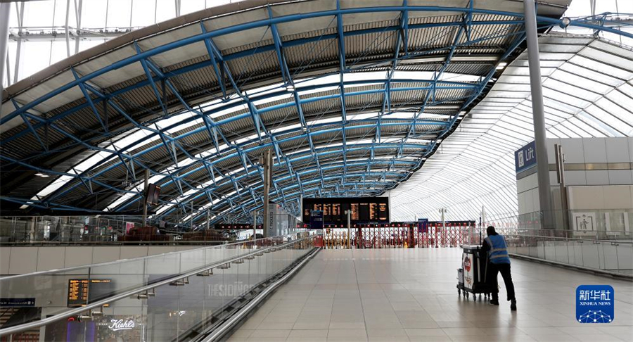 9月1日，一名工作人員在英國倫敦滑鐵盧火車站內行走。因在收入、工作條件等方面與鐵路運營企業存在分歧，英國鐵路員工在9月1日、2日舉行罷工。由于鐵路服務大幅減少，人們出行面臨不便。新華社記者 李穎 攝