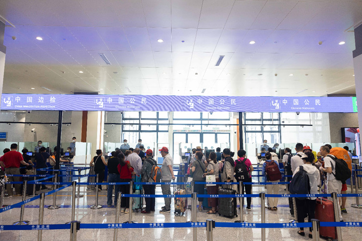 乘坐中老鐵路國際旅客列車的旅客在磨憨邊檢大廳排隊候檢。黃遠飛 攝