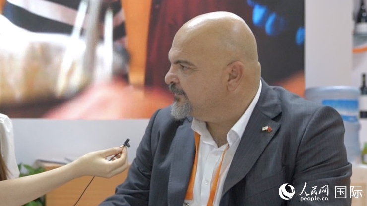 塞浦路斯首席經濟商務參贊歐陽路接受記者采訪。人民網 王禹蘅攝