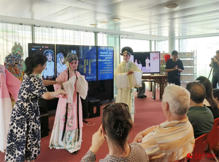 戲迷在昆曲雅集及教學工作坊活動現場體驗昆曲藝術。人民網記者 尚凱元攝