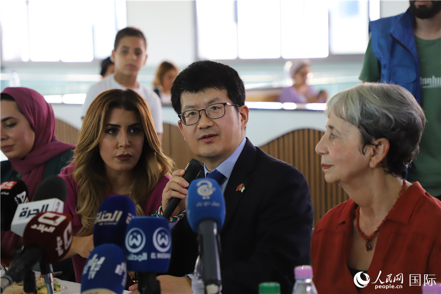 李健在捐贈活動上致辭。人民網記者 王傳寶攝