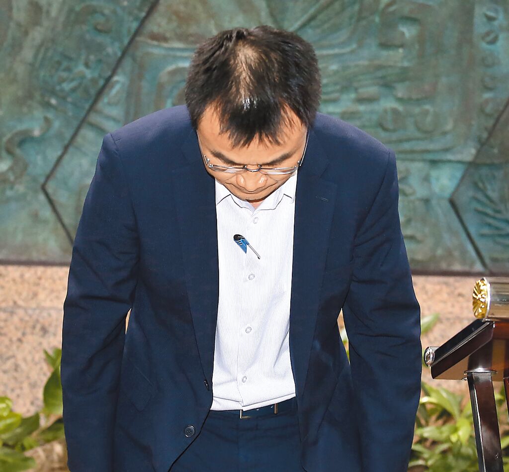 臺(tái)農(nóng)業(yè)部門負(fù)責(zé)人陳吉仲19日傍晚舉行記者會(huì)說明項(xiàng)目進(jìn)口雞蛋議題，當(dāng)日晚間8點(diǎn)在臉書上宣布辭職。 圖片來源：臺(tái)灣“中時(shí)新聞網(wǎng)”