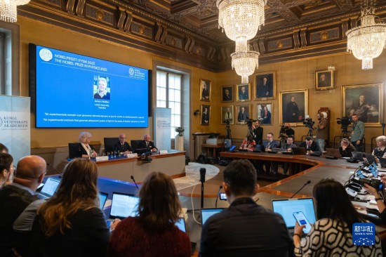 這是10月3日在瑞典斯德哥爾摩拍攝的2023年諾貝爾物理學獎公布現場。新華社發（魏學超攝）