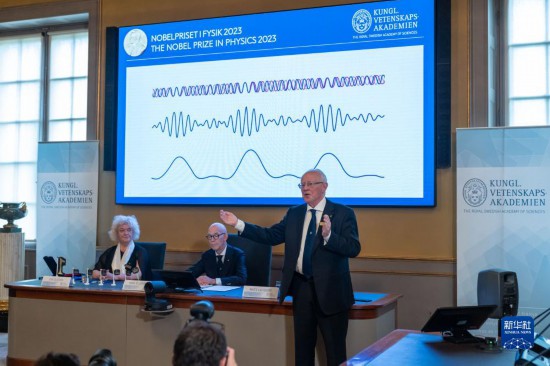 10月3日，在瑞典斯德哥爾摩舉行的2023年諾貝爾物理學獎公布現場，評委會專家解讀今年諾貝爾物理學獎得主的研究成果。新華社發（魏學超攝）