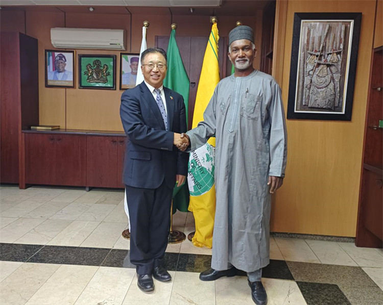 駐尼日利亞大使崔建春（左）會見尼外長圖加爾。駐尼使館供圖