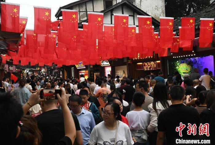 圖為重慶千年古鎮磁器口游人如織。<a target='_blank' href='/' ><p  align=