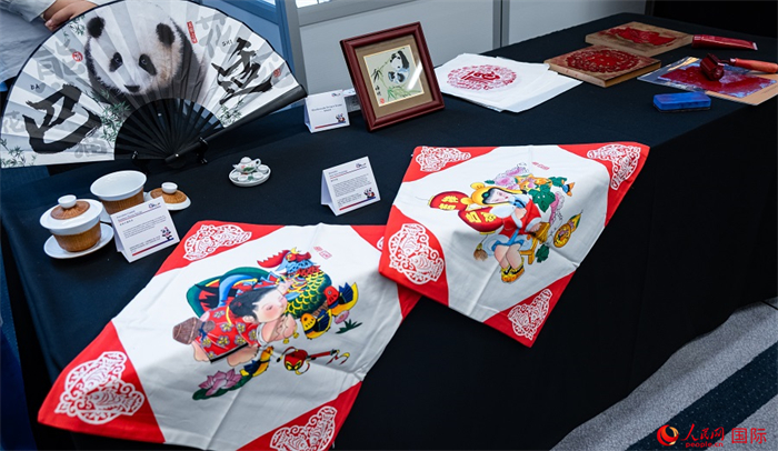 活動現場的現場文創展、互動體驗區、非遺區展示。人民網 郭錦標攝