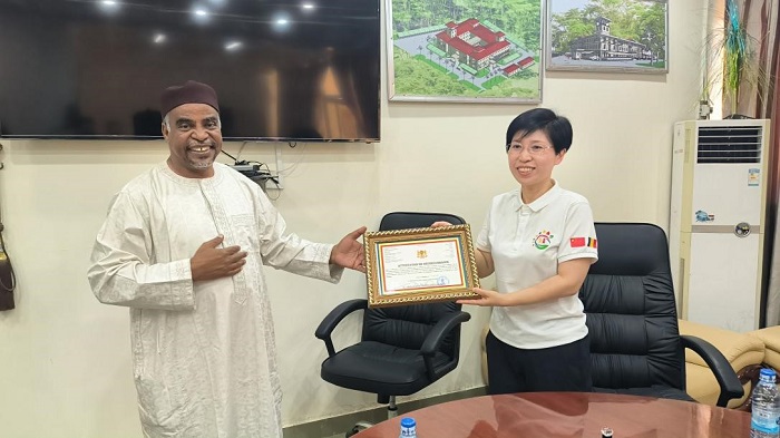 江西省衛健委婦幼處處長葉穎代表組派部門接受乍得衛生部表彰。中國(江西)第18批援乍得醫療隊供圖