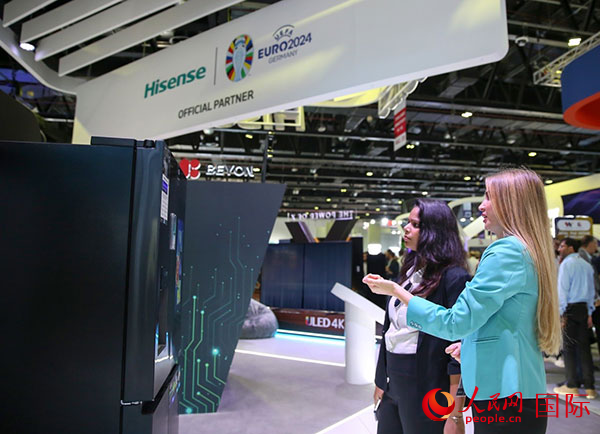 訪客在海信集團(tuán)展臺(tái)參觀。人民網(wǎng) 塔里克·易卜拉欣攝