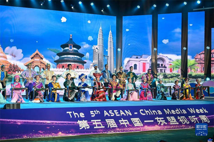 10月21日,在馬來西亞行政首都普特拉賈亞,演員在第五屆中國—東盟視聽周開幕活動上表演。新華社記者 程一恒 攝