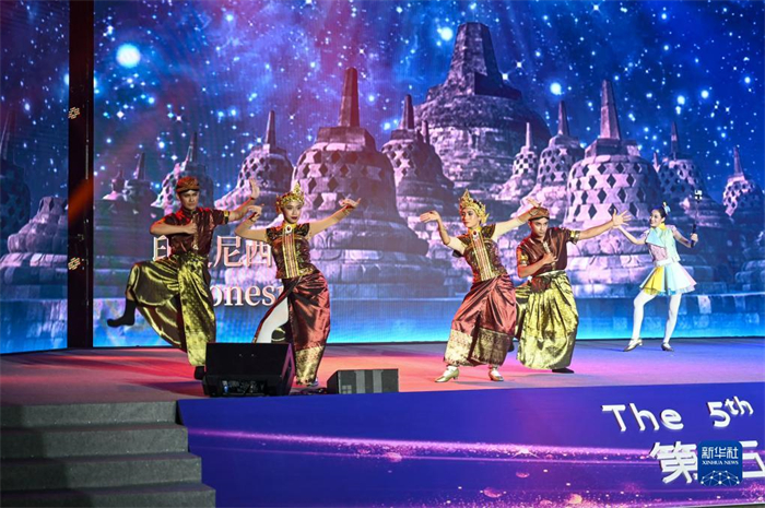 10月21日,在馬來西亞行政首都普特拉賈亞,演員在第五屆中國—東盟視聽周開幕活動上表演。新華社記者 程一恒 攝