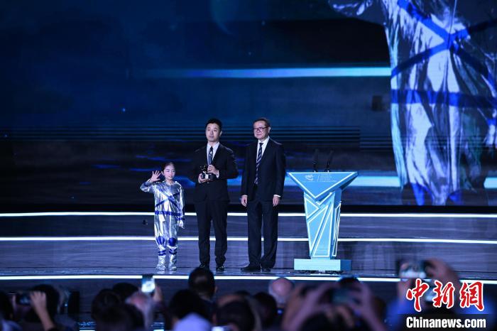 10月21日，2023雨果獎在成都揭曉。中國科幻作家海漄憑小說《時空畫師》獲2023雨果獎“最佳短中篇小說”。　圖片由第81屆世界科幻大會組委會提供