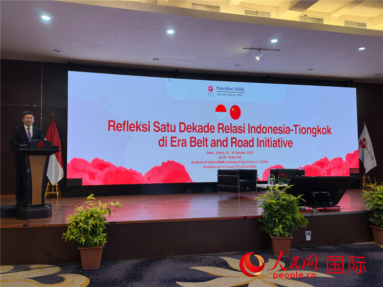 中國駐印尼使館臨時代辦周侃公使發表主旨演講。人民網記者 曹師韻攝