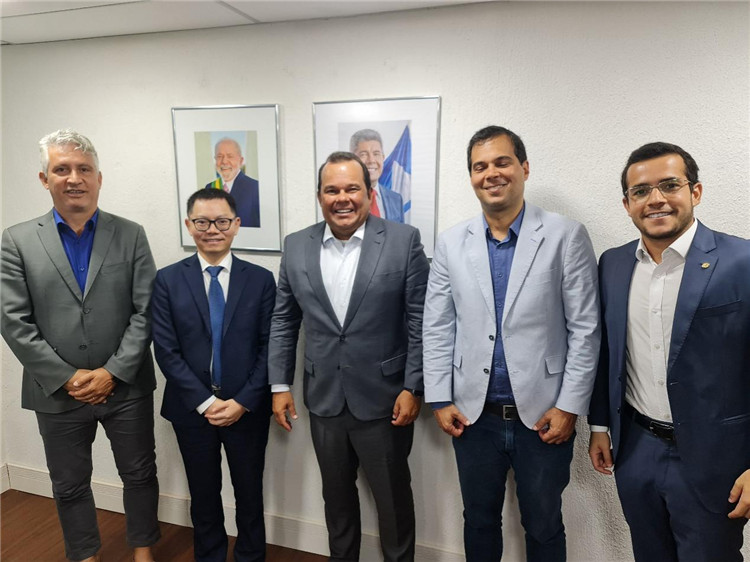 巴伊亞州副州長杰拉爾多·儒尼奧爾（中）與中國—巴伊亞州礦業委員會主要成員合影。巴西巴伊亞州“中國—巴伊亞州礦業委員會”供圖