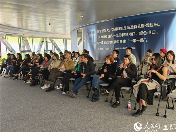 外媒記者探訪天津港北疆港區C段智能化集裝箱碼頭。人民網記者 符園園攝