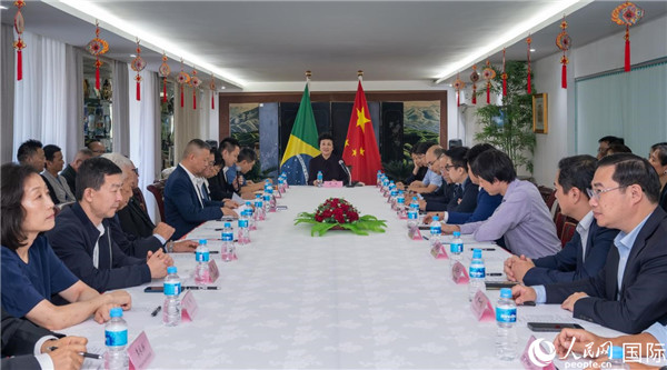 當地時間10月23日，國務院僑務辦公室主任陳旭（中）在巴西里約熱內盧出席國務院僑辦代表團與里約僑界座談會。  王天聰 攝