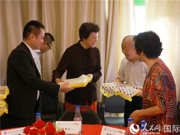 當地時間10月23日，國務院僑務辦公室主任陳旭（中）在巴西華人文化交流協會會館出席里約僑界舉辦的重陽節敬老聯歡活動，并為里約僑界長者代表送上慰問品。  人民網記者 陳海琪攝