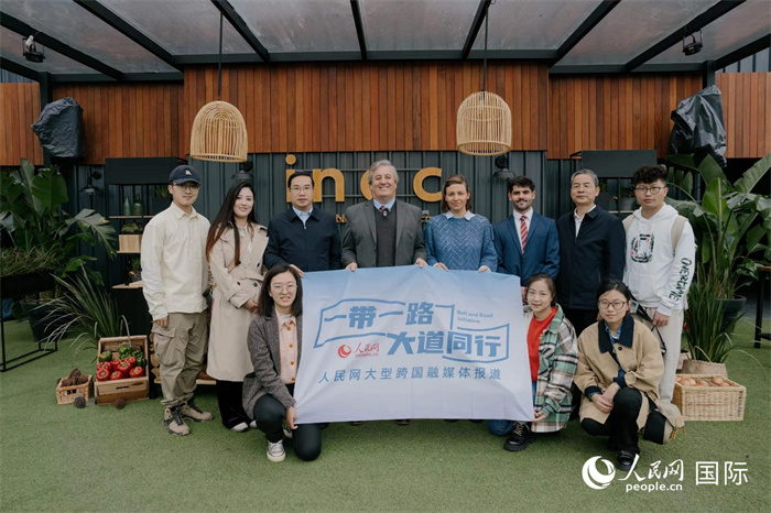 在烏拉圭第118屆普拉多牧農(nóng)業(yè)國際博覽會上,烏拉圭國家肉類協(xié)會主席與人民網(wǎng)記者合影。人民網(wǎng)記者 張若涵攝