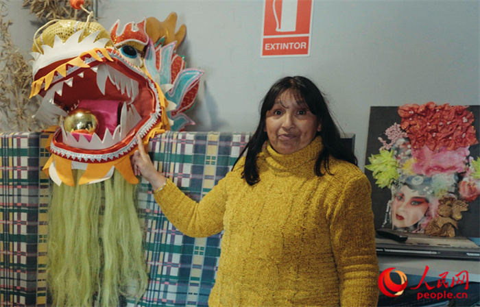 “熊貓閱覽室”一角。盧漢·梅洛為記者展示大使館贈送的龍頭。人民網記者 張若涵攝