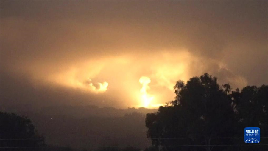 這張從以色列國防軍發布視頻中截取的圖片顯示，10月27日晚，以軍進入加沙地帶開展地面行動。新華社發