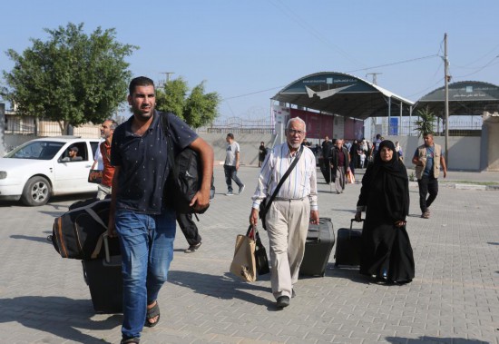 11月1日,人們在拉法口岸加沙一側(cè)準備前往埃及。新華社發(fā)(哈立德·奧馬爾攝)