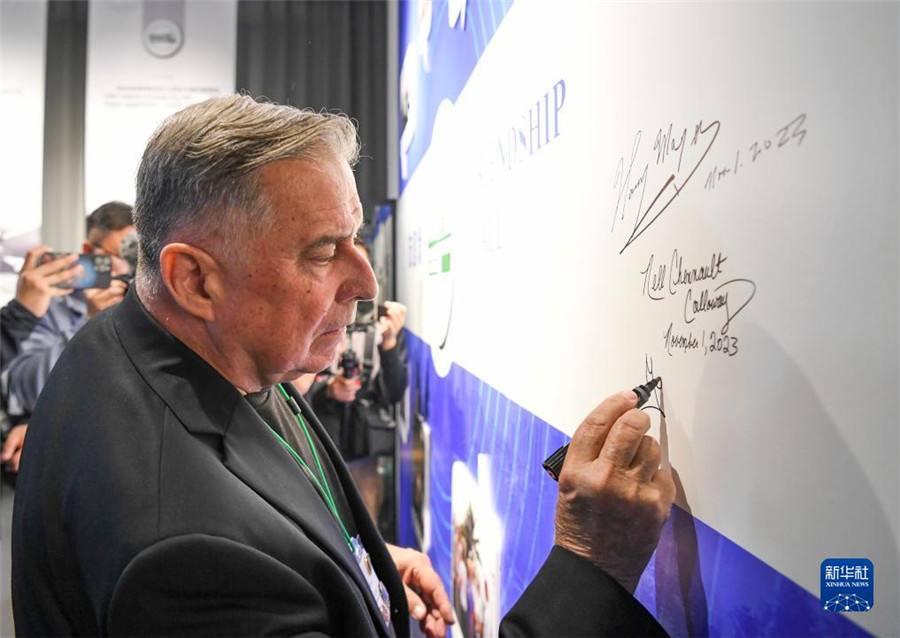 11月1日,美中航空遺產基金會主席格林在重慶史迪威博物館友誼墻上簽名。新華社記者 王全超 攝