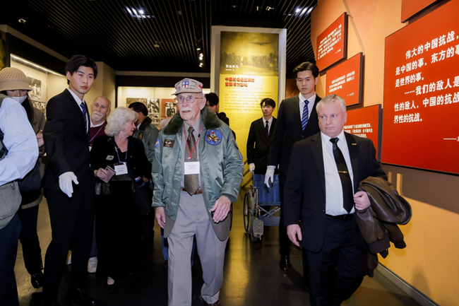 2023年10月30日，美國(guó)飛虎隊(duì)老兵梅爾·麥克馬倫一行參訪中國(guó)人民抗日戰(zhàn)爭(zhēng)紀(jì)念館。中國(guó)人民對(duì)外友好協(xié)會(huì)供圖